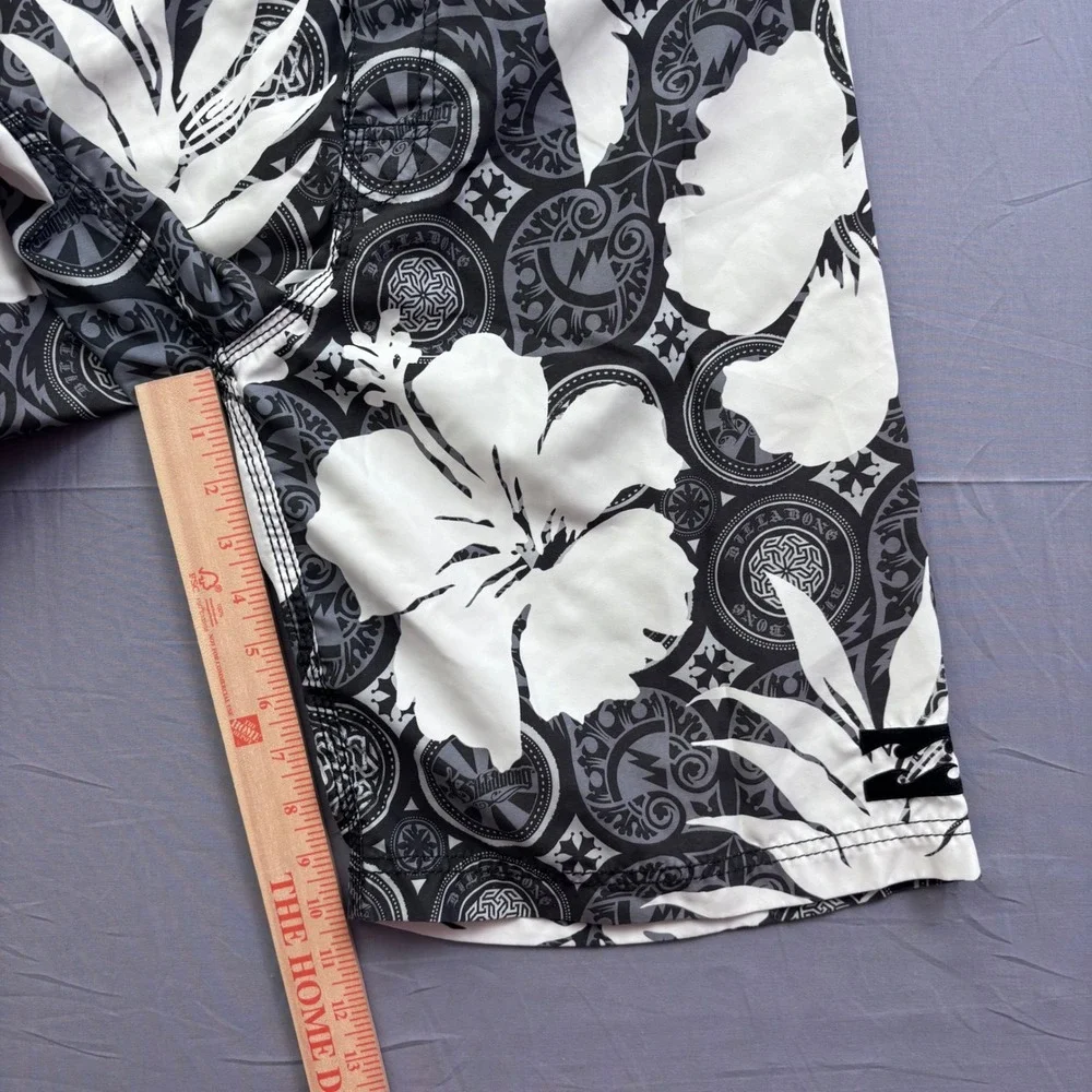 Billabong Mens Board Shorts Size 32 Black White Hibiscus Floral Tribal Y2K Vtg